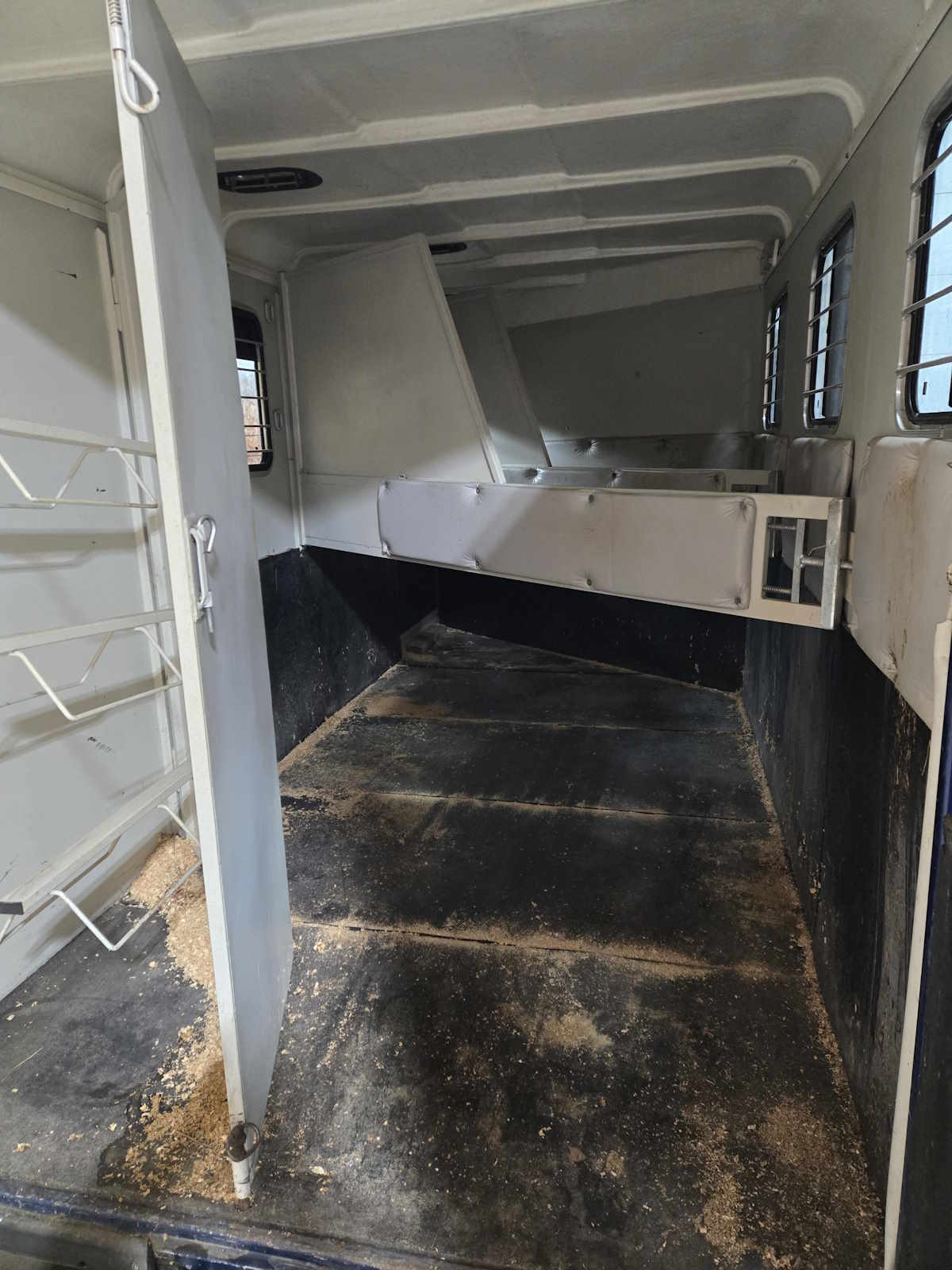 USED_83468_HAWK_STALL.jpg USED_83468_HAWK_STALL.jpg